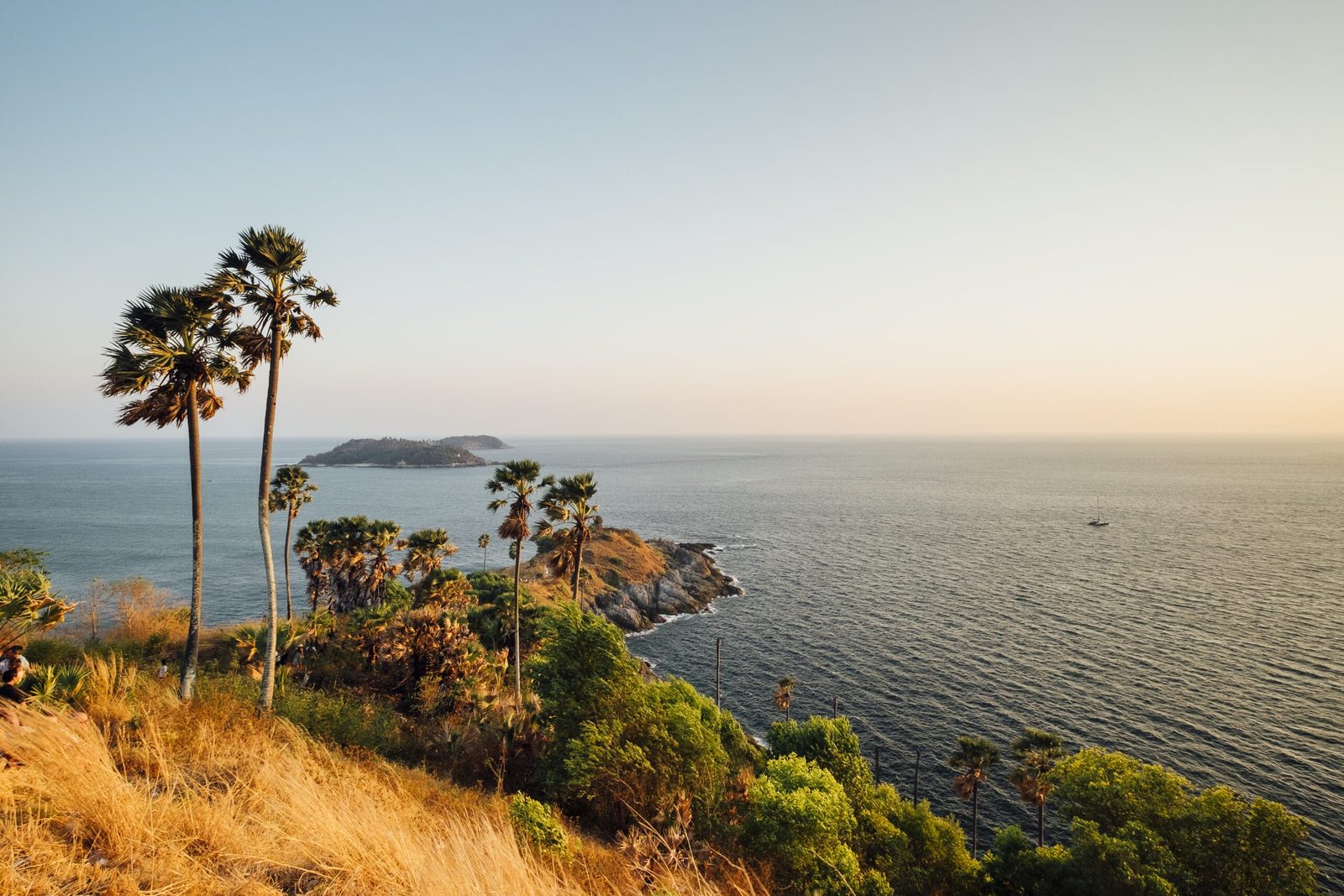 5 reasons to charter a luxury yacht